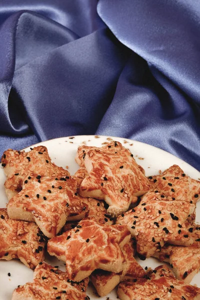 Bir grup çeşit kurabiye. Çikolata parçacıklı, yulaflı, kuru üzümlü, beyaz çikolatalı.