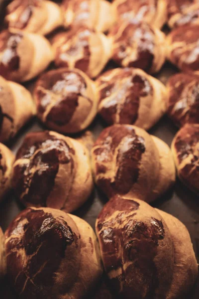 Bir grup çeşit kurabiye. Çikolata parçacıklı, yulaflı, kuru üzümlü, beyaz çikolatalı.