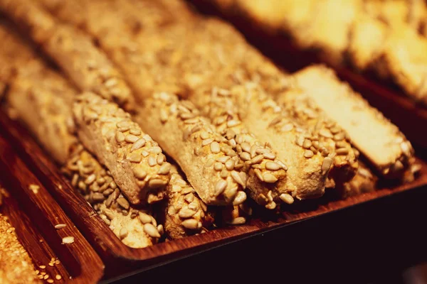 Bir grup çeşit kurabiye. Çikolata parçacıklı, yulaflı, kuru üzümlü, beyaz çikolatalı.