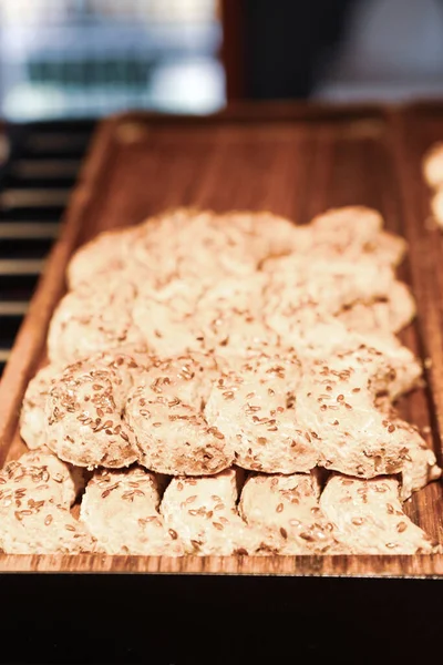 Bir grup çeşit kurabiye. Çikolata parçacıklı, yulaflı, kuru üzümlü, beyaz çikolatalı.