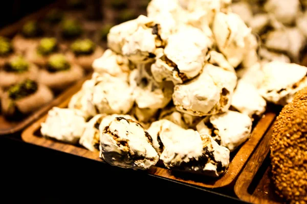 Bir grup çeşit kurabiye. Çikolata parçacıklı, yulaflı, kuru üzümlü, beyaz çikolatalı.