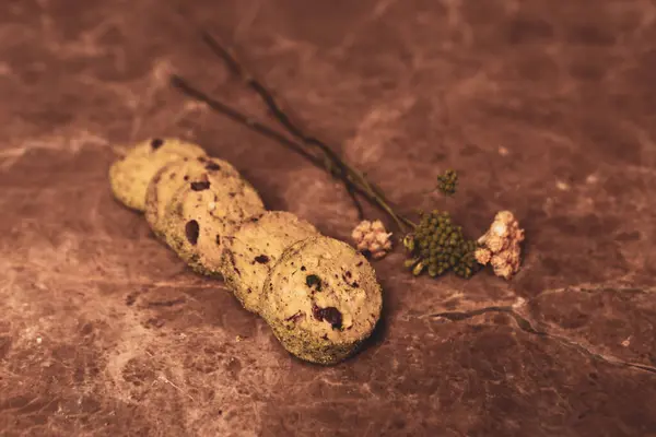 Bir grup çeşit kurabiye. Çikolata parçacıklı, yulaflı, kuru üzümlü, beyaz çikolatalı.