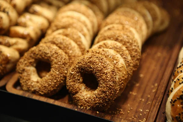 Bir grup çeşit kurabiye. Çikolata parçacıklı, yulaflı, kuru üzümlü, beyaz çikolatalı.