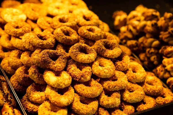 Bir grup çeşit kurabiye. Çikolata parçacıklı, yulaflı, kuru üzümlü, beyaz çikolatalı.