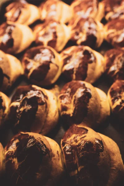 Bir grup çeşit kurabiye. Çikolata parçacıklı, yulaflı, kuru üzümlü, beyaz çikolatalı.