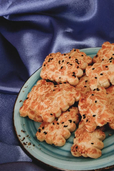 Bir grup çeşit kurabiye. Çikolata parçacıklı, yulaflı, kuru üzümlü, beyaz çikolatalı.