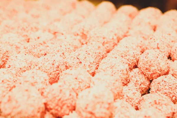 Bir grup çeşit kurabiye. Çikolata parçacıklı, yulaflı, kuru üzümlü, beyaz çikolatalı.