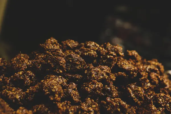 Bir grup çeşit kurabiye. Çikolata parçacıklı, yulaflı, kuru üzümlü, beyaz çikolatalı.