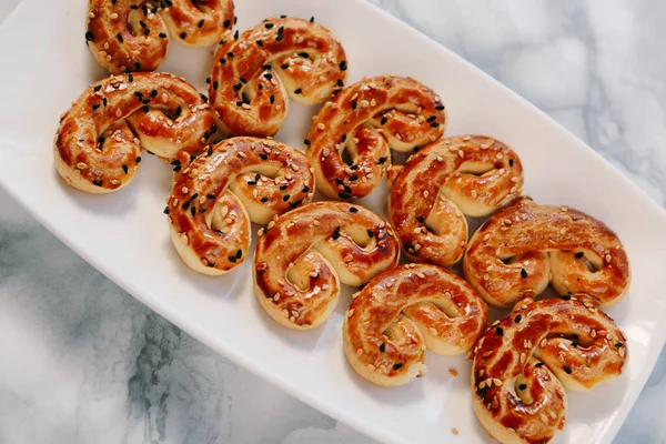 Bir grup çeşit kurabiye. Çikolata parçacıklı, yulaflı, kuru üzümlü, beyaz çikolatalı.