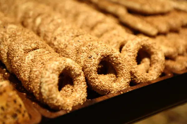 Bir grup çeşit kurabiye. Çikolata parçacıklı, yulaflı, kuru üzümlü, beyaz çikolatalı.