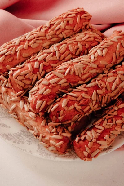 Bir grup çeşit kurabiye. Çikolata parçacıklı, yulaflı, kuru üzümlü, beyaz çikolatalı.