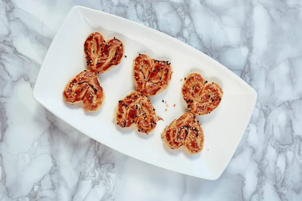 Bir grup çeşit kurabiye. Çikolata parçacıklı, yulaflı, kuru üzümlü, beyaz çikolatalı.