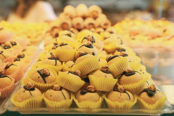 Bir grup çeşit kurabiye. Çikolata parçacıklı, yulaflı, kuru üzümlü, beyaz çikolatalı.