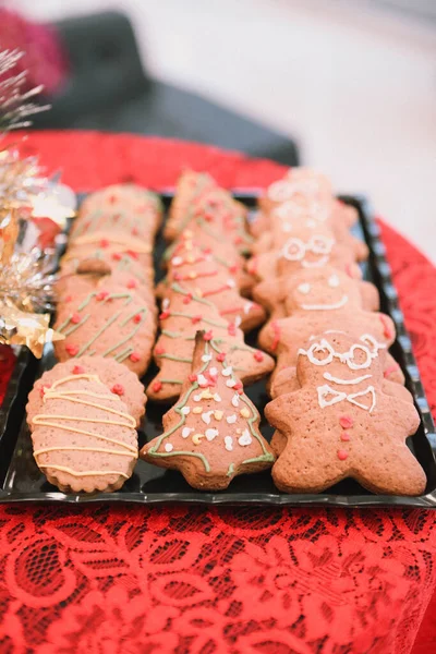 Bir grup çeşit kurabiye. Çikolata parçacıklı, yulaflı, kuru üzümlü, beyaz çikolatalı.