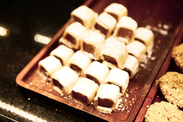 Bir grup çeşit kurabiye. Çikolata parçacıklı, yulaflı, kuru üzümlü, beyaz çikolatalı.