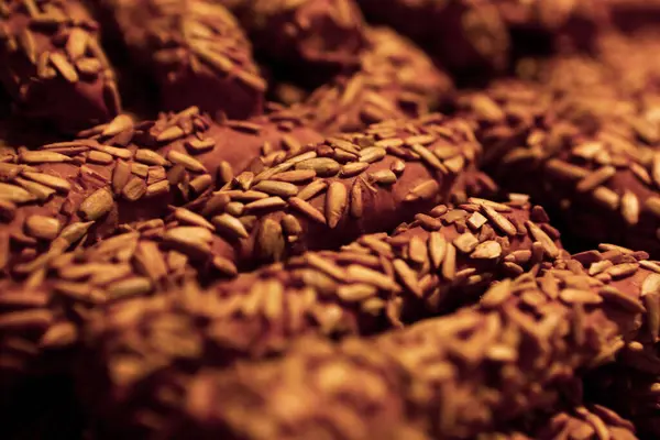 Bir grup çeşit kurabiye. Çikolata parçacıklı, yulaflı, kuru üzümlü, beyaz çikolatalı.