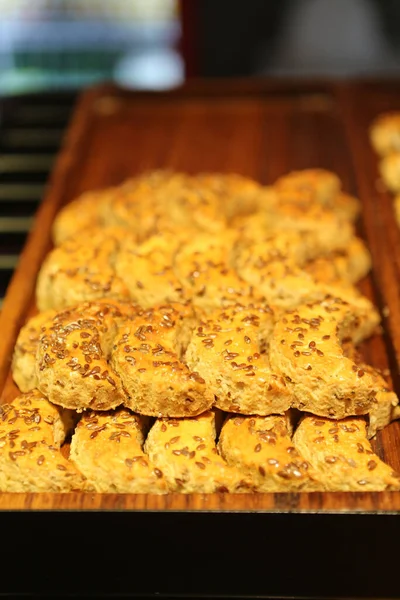 Bir grup çeşit kurabiye. Çikolata parçacıklı, yulaflı, kuru üzümlü, beyaz çikolatalı.