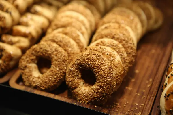 Bir grup çeşit kurabiye. Çikolata parçacıklı, yulaflı, kuru üzümlü, beyaz çikolatalı.