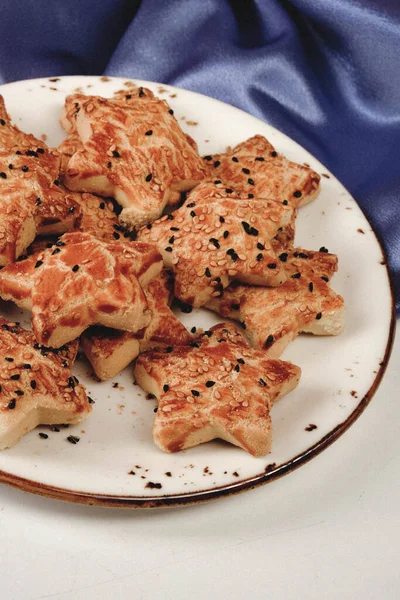 Bir grup çeşit kurabiye. Çikolata parçacıklı, yulaflı, kuru üzümlü, beyaz çikolatalı.