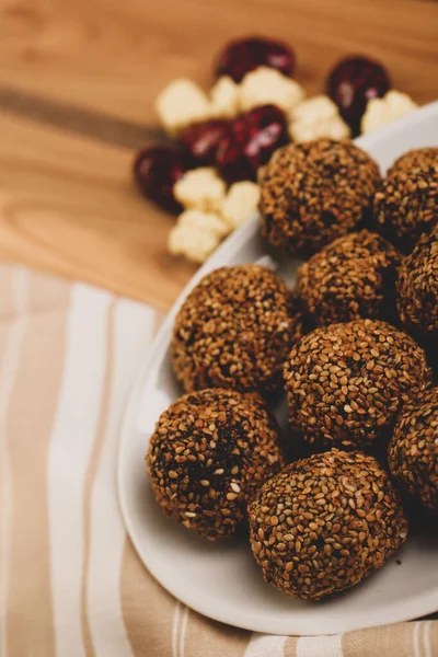 Bir grup çeşit kurabiye. Çikolata parçacıklı, yulaflı, kuru üzümlü, beyaz çikolatalı.