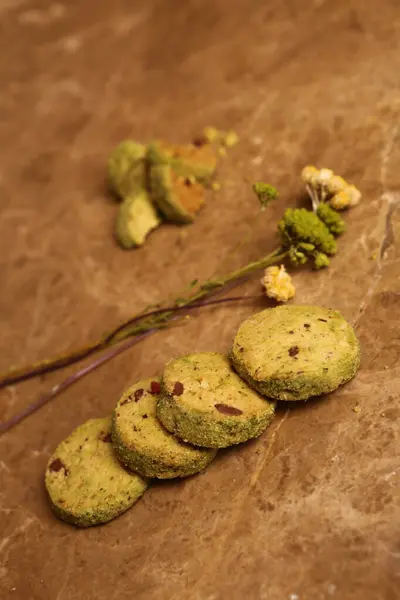 Bir grup çeşit kurabiye. Çikolata parçacıklı, yulaflı, kuru üzümlü, beyaz çikolatalı.