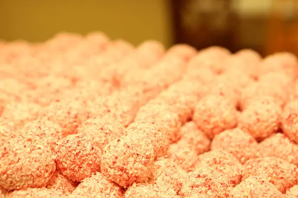 Bir grup çeşit kurabiye. Çikolata parçacıklı, yulaflı, kuru üzümlü, beyaz çikolatalı.