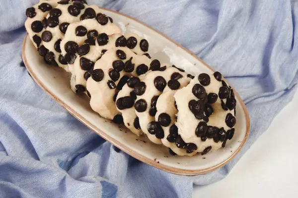 Bir grup çeşit kurabiye. Çikolata parçacıklı, yulaflı, kuru üzümlü, beyaz çikolatalı.