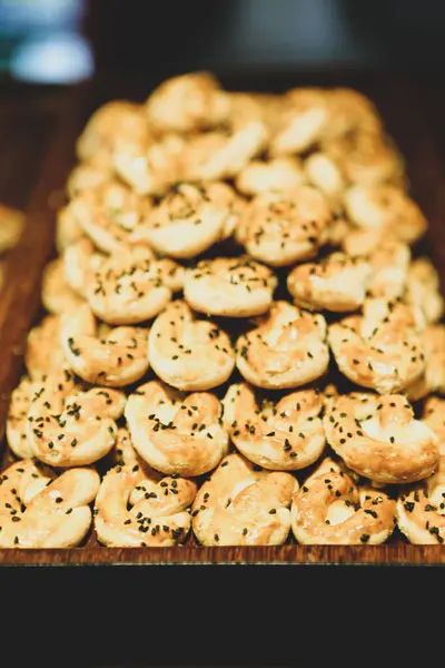 Bir grup çeşit kurabiye. Çikolata parçacıklı, yulaflı, kuru üzümlü, beyaz çikolatalı.