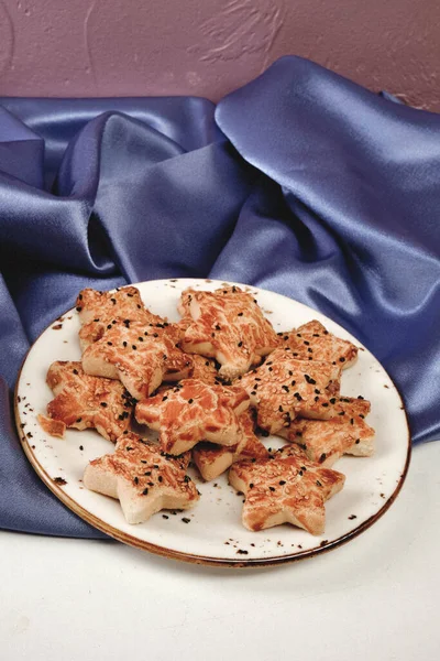 Bir grup çeşit kurabiye. Çikolata parçacıklı, yulaflı, kuru üzümlü, beyaz çikolatalı.