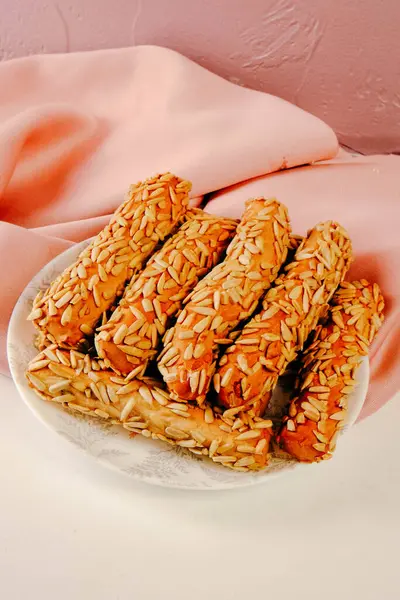 Bir grup çeşit kurabiye. Çikolata parçacıklı, yulaflı, kuru üzümlü, beyaz çikolatalı.