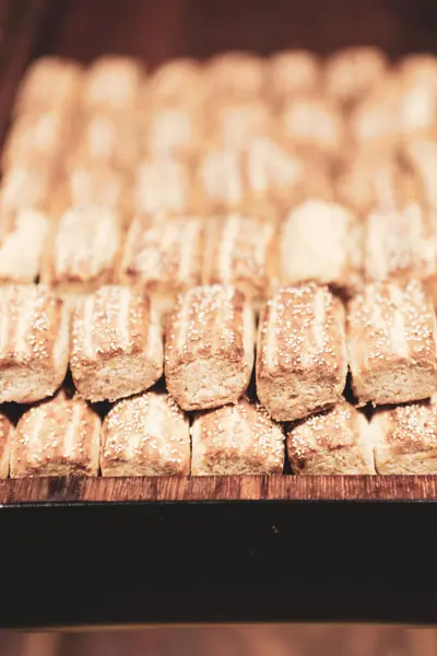 Bir grup çeşit kurabiye. Çikolata parçacıklı, yulaflı, kuru üzümlü, beyaz çikolatalı.