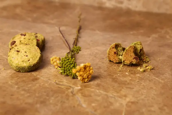 Bir grup çeşit kurabiye. Çikolata parçacıklı, yulaflı, kuru üzümlü, beyaz çikolatalı.