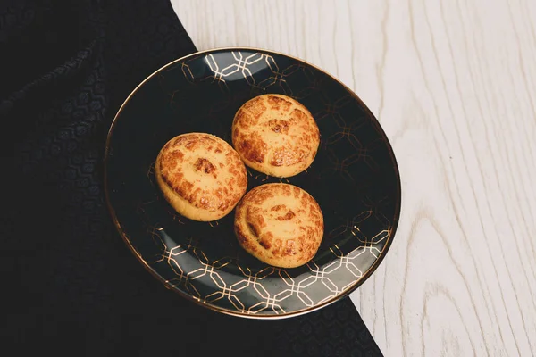 Bir grup çeşit kurabiye. Çikolata parçacıklı, yulaflı, kuru üzümlü, beyaz çikolatalı.