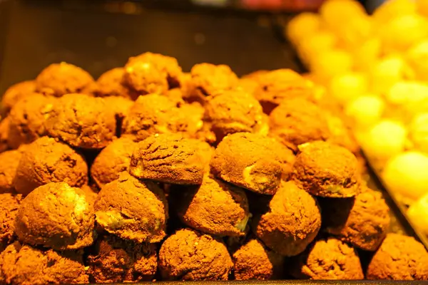 Bir grup çeşit kurabiye. Çikolata parçacıklı, yulaflı, kuru üzümlü, beyaz çikolatalı.