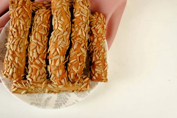 Bir grup çeşit kurabiye. Çikolata parçacıklı, yulaflı, kuru üzümlü, beyaz çikolatalı.