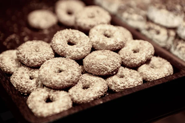 Bir grup çeşit kurabiye. Çikolata parçacıklı, yulaflı, kuru üzümlü, beyaz çikolatalı.