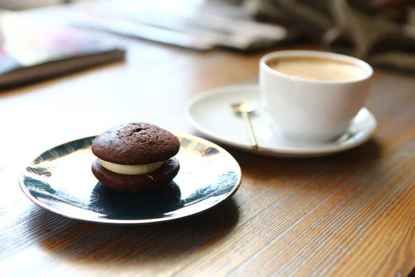 Bir grup çeşit kurabiye. Çikolata parçacıklı, yulaflı, kuru üzümlü, beyaz çikolatalı.