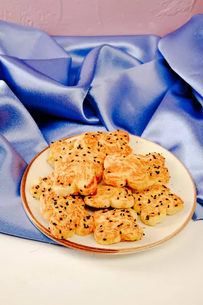 Bir grup çeşit kurabiye. Çikolata parçacıklı, yulaflı, kuru üzümlü, beyaz çikolatalı.