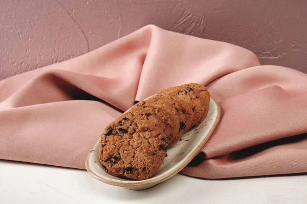 Bir grup çeşit kurabiye. Çikolata parçacıklı, yulaflı, kuru üzümlü, beyaz çikolatalı.