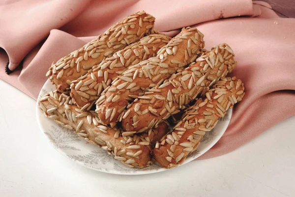 Bir grup çeşit kurabiye. Çikolata parçacıklı, yulaflı, kuru üzümlü, beyaz çikolatalı.