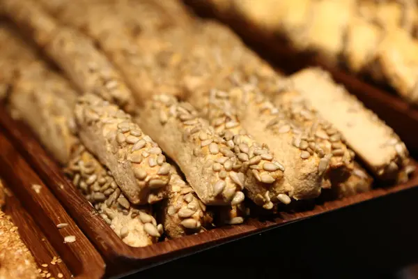 Bir grup çeşit kurabiye. Çikolata parçacıklı, yulaflı, kuru üzümlü, beyaz çikolatalı.