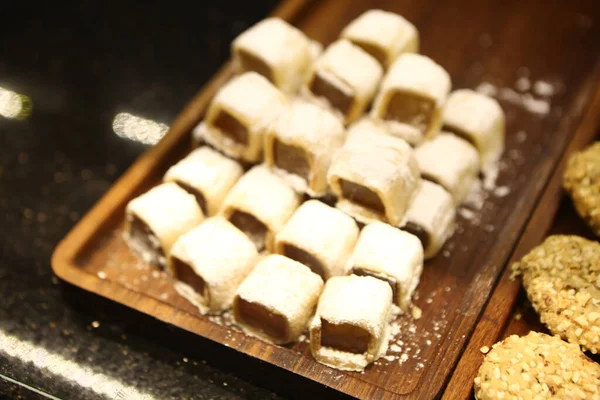 Bir grup çeşit kurabiye. Çikolata parçacıklı, yulaflı, kuru üzümlü, beyaz çikolatalı.