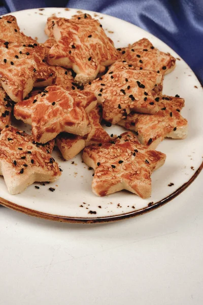 Bir grup çeşit kurabiye. Çikolata parçacıklı, yulaflı, kuru üzümlü, beyaz çikolatalı.