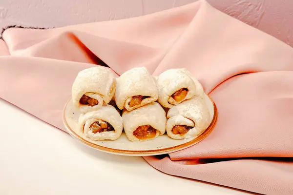 Bir grup çeşit kurabiye. Çikolata parçacıklı, yulaflı, kuru üzümlü, beyaz çikolatalı.