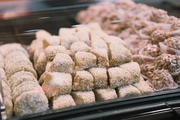 Bir grup çeşit kurabiye. Çikolata parçacıklı, yulaflı, kuru üzümlü, beyaz çikolatalı.