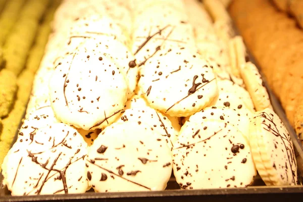 Bir grup çeşit kurabiye. Çikolata parçacıklı, yulaflı, kuru üzümlü, beyaz çikolatalı.