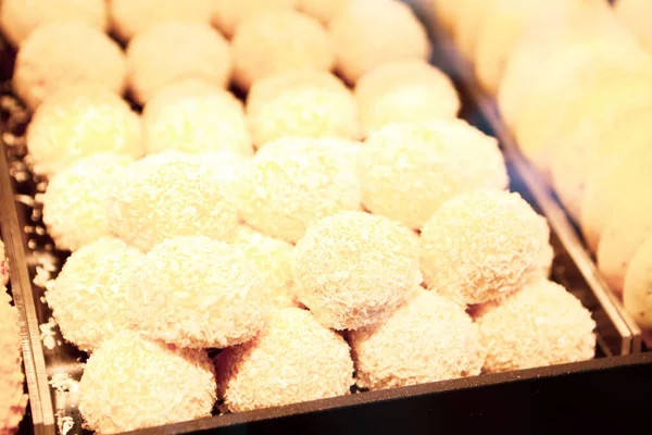 Bir grup çeşit kurabiye. Çikolata parçacıklı, yulaflı, kuru üzümlü, beyaz çikolatalı.