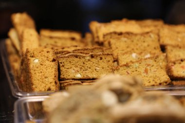 Bir grup çeşit kurabiye. Çikolata parçacıklı, yulaflı, kuru üzümlü, beyaz çikolatalı.