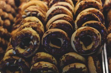 Bir grup çeşit kurabiye. Çikolata parçacıklı, yulaflı, kuru üzümlü, beyaz çikolatalı.