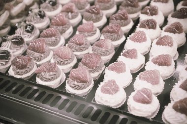 Bir grup çeşit kurabiye. Çikolata parçacıklı, yulaflı, kuru üzümlü, beyaz çikolatalı.